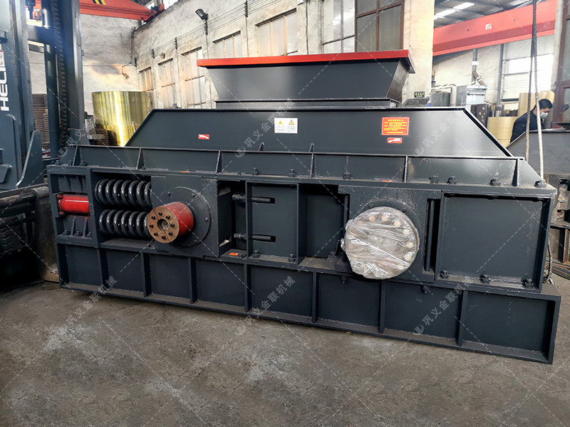 1500x1000大型液壓對輥破碎設(shè)備發(fā)貨圖片