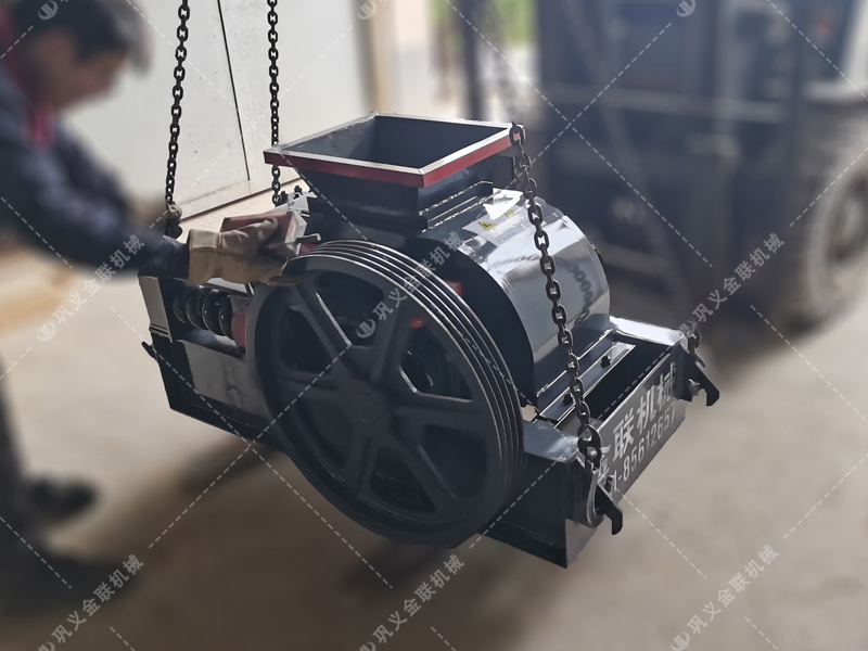 2pg400*250小型對輥破碎機發(fā)往湖南長沙