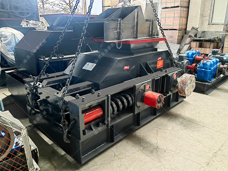 2PG800x600對(duì)輥破碎機(jī)發(fā)往貴州貴陽(yáng)破碎鵝卵石