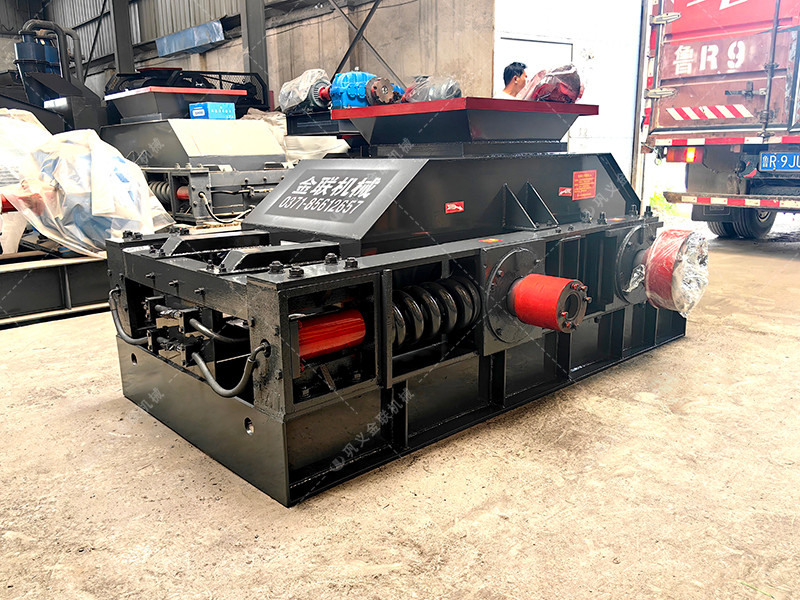 2PG800x600對(duì)輥破碎機(jī)發(fā)往貴州貴陽(yáng)破碎鵝卵石