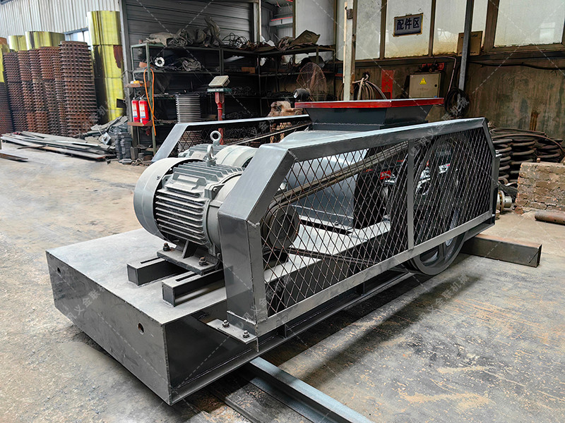 2PG450X500對輥破碎機(jī)發(fā)往福建泉州破碎石英砂