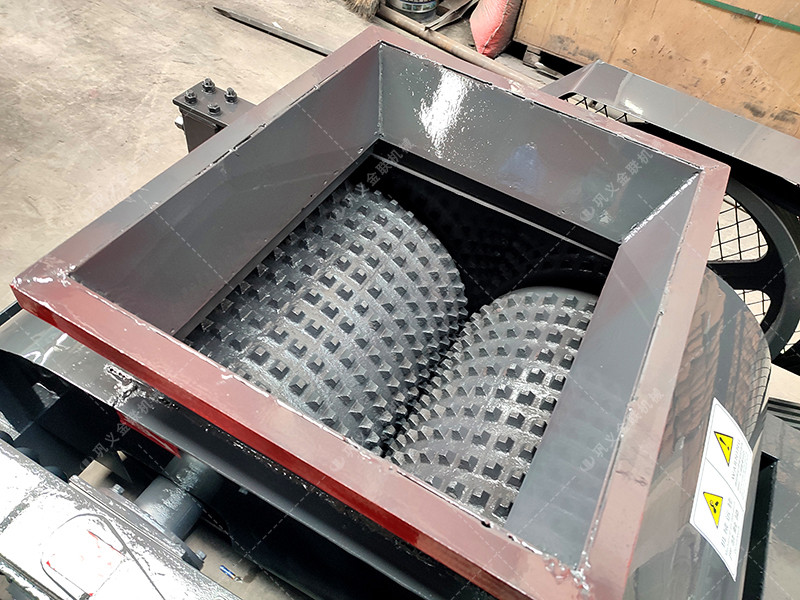 2PGC400X250小型雙齒輥破碎機(jī)發(fā)往江蘇徐州破碎玻璃