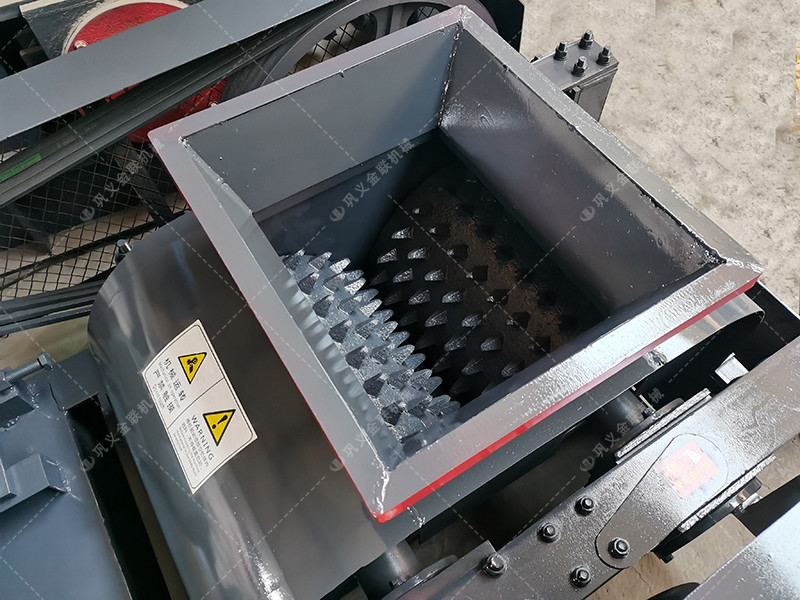 小型雙齒輥破碎機(jī)發(fā)往廣西百色破碎錳礦