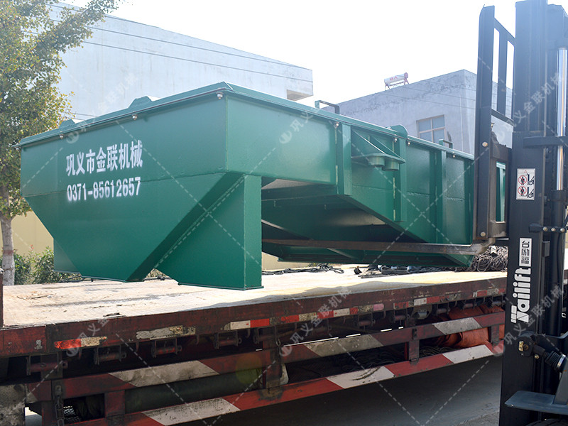 對輥破碎機(jī),直線振動篩發(fā)往廣東肇慶干粉沙漿