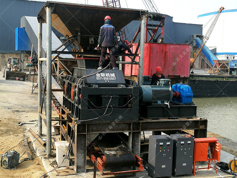 大型連軸式對輥破碎機安裝現場