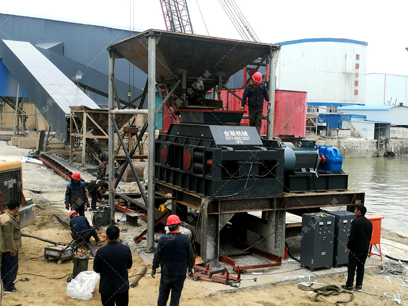 大型連軸式對輥破碎機安裝現場