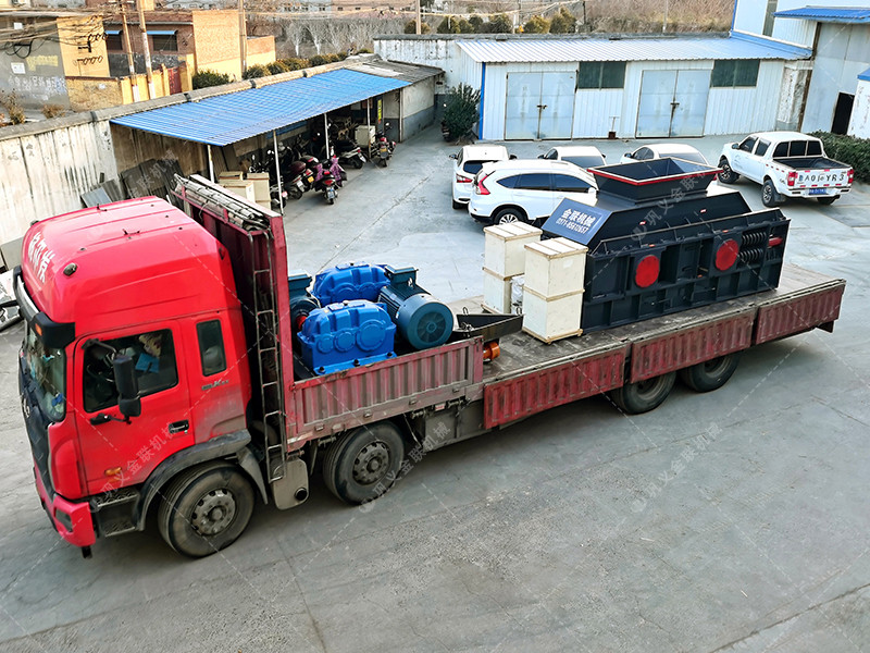 2PG1500X800大型對(duì)輥破碎機(jī)發(fā)住陜西漢中破碎石英砂