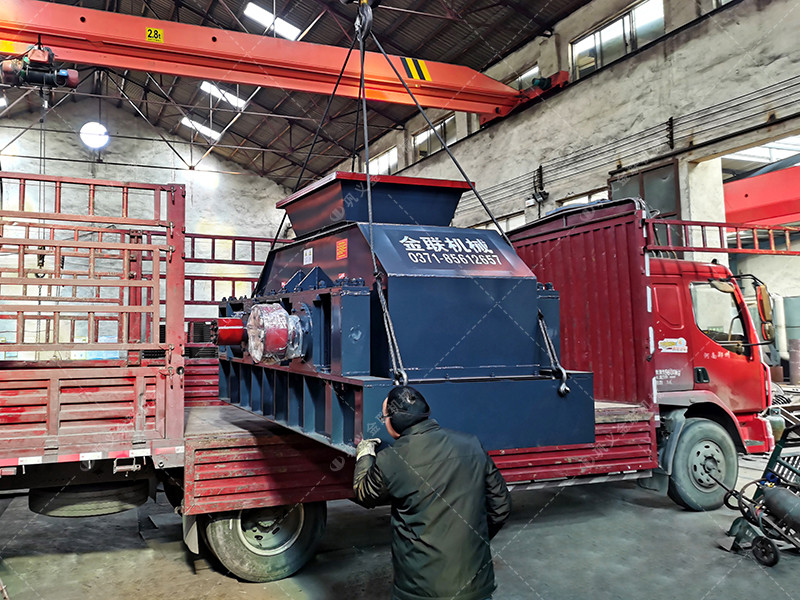 2PG1200*800連軸式對輥破碎機發(fā)貨現(xiàn)場圖_發(fā)往四川_鵝卵石制砂