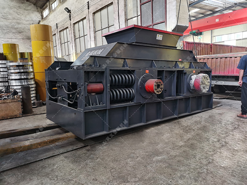 1500x1000超大型彈簧式對輥破碎機(jī)發(fā)往陜西