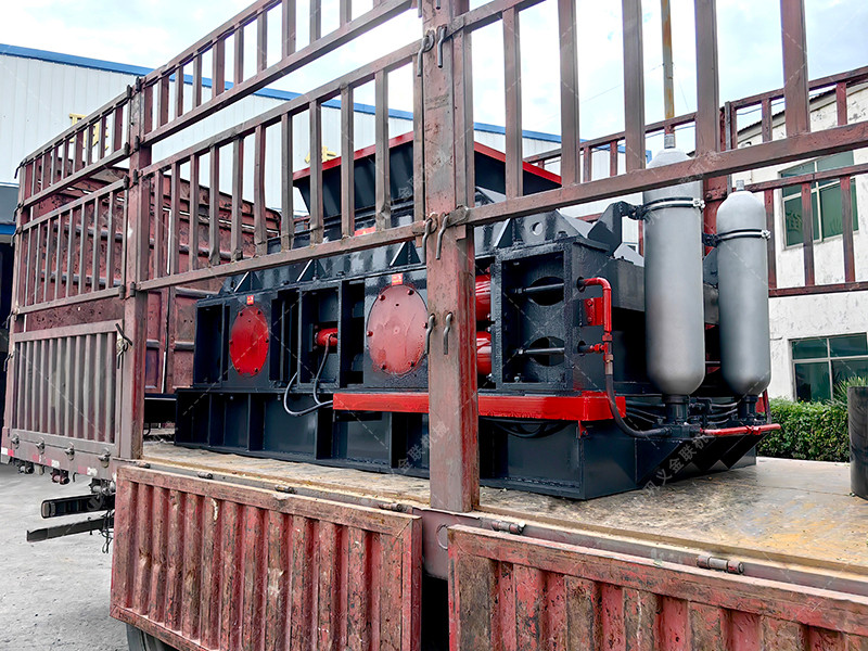 1200x800液壓直聯(lián)對輥破碎機(jī)發(fā)往河南