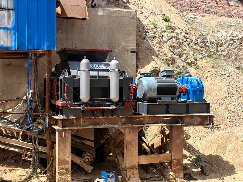 四川綿陽鵝卵石生產(chǎn)線現(xiàn)場-1210連軸對輥破碎機(jī)