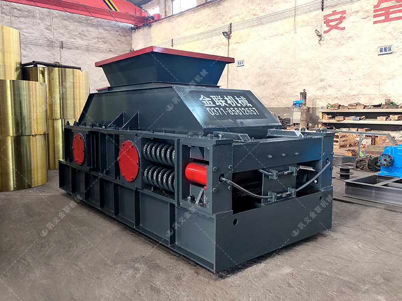 大型對(duì)輥破碎機(jī)發(fā)往湖北河卵石制砂