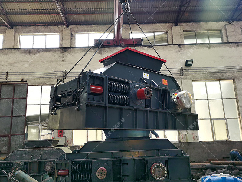 2PG1200x800大型對(duì)輥制砂機(jī)發(fā)往陜西