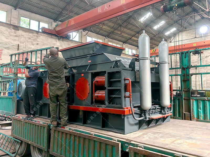 2PG1500x1000型大型液壓對輥破碎機(jī)發(fā)貨圖片