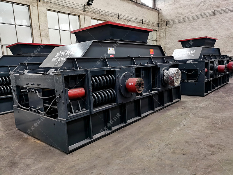 大型半自動液壓對輥破碎機(jī)發(fā)往四川