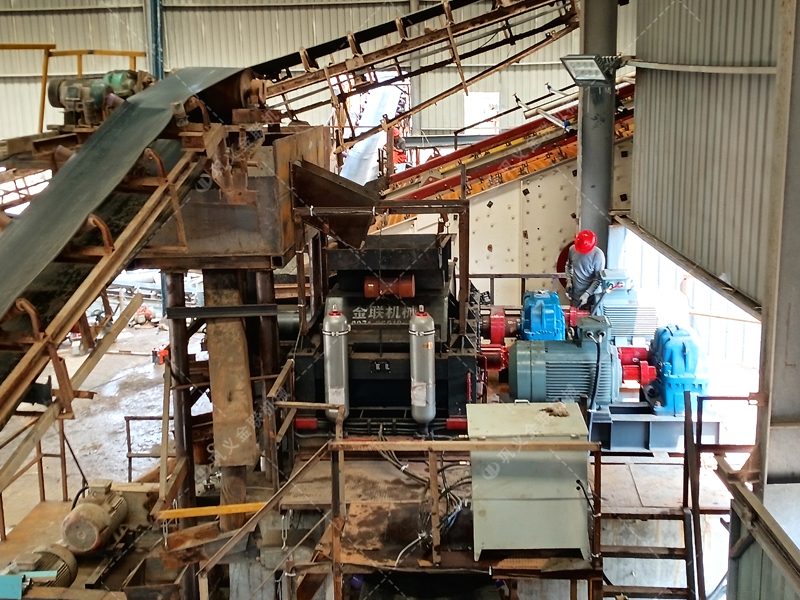 硅礦石對輥制砂機：180噸/時高效能，如何選擇實力廠家是關(guān)鍵