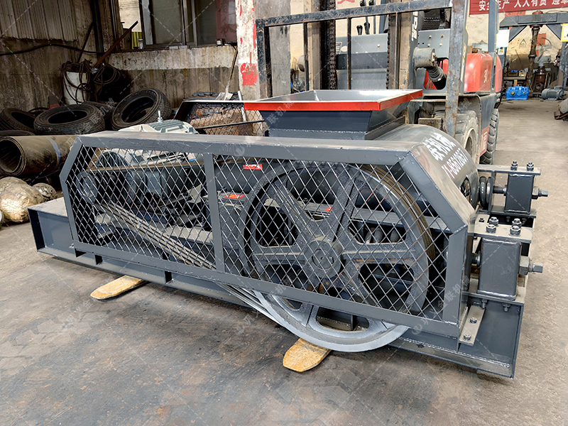 大塊煤矸石直接喂料會損壞設(shè)備？狼牙齒輥為何敢承諾'來者不拒'？