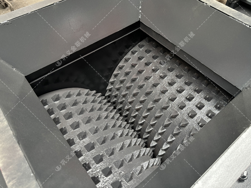 大塊煤矸石直接喂料會損壞設(shè)備？狼牙齒輥為何敢承諾'來者不拒'？